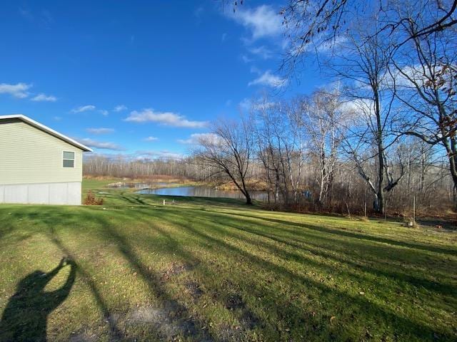 view of yard featuring a water view