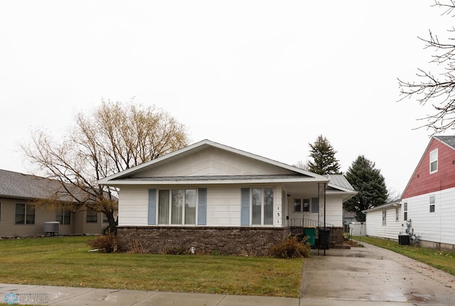 view of front facade featuring a front lawn and central AC unit