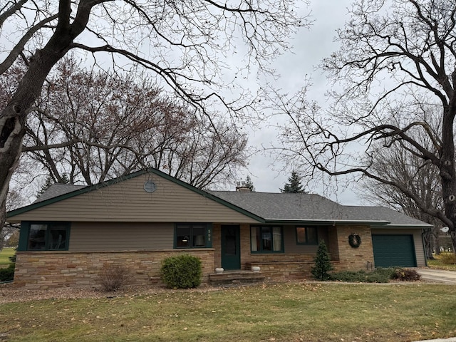 view of front facade featuring a garage and a front yard