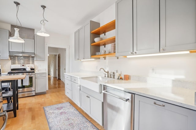 kitchen featuring gray cabinets, sink, light hardwood / wood-style flooring, and appliances with stainless steel finishes