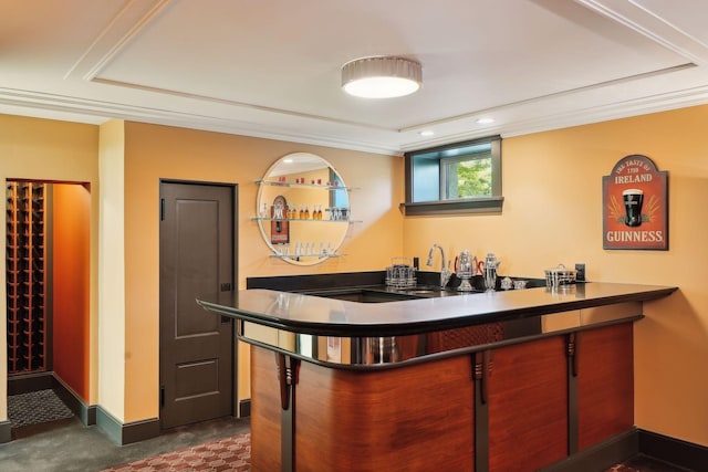 bar featuring baseboards, ornamental molding, a sink, and wet bar