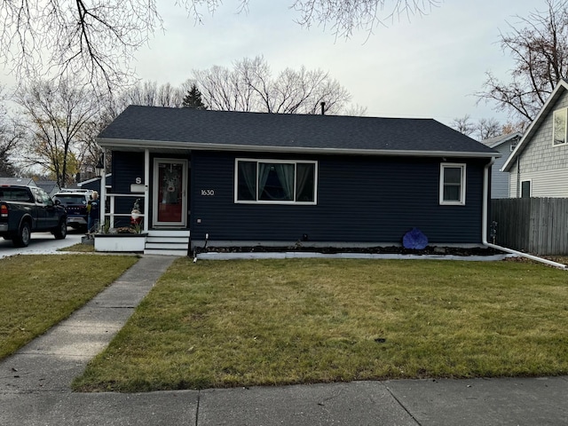 view of front of property featuring a front yard