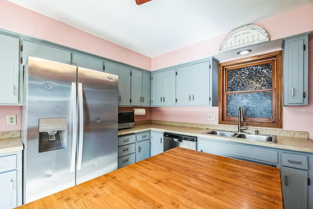 kitchen with appliances with stainless steel finishes and a sink