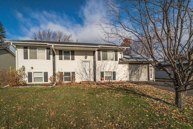 split foyer home featuring a front yard