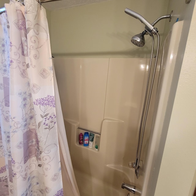 bathroom with shower / tub combo with curtain