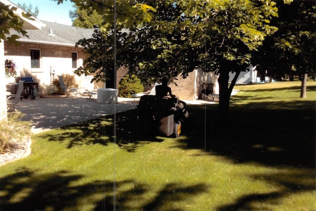 view of yard featuring a patio