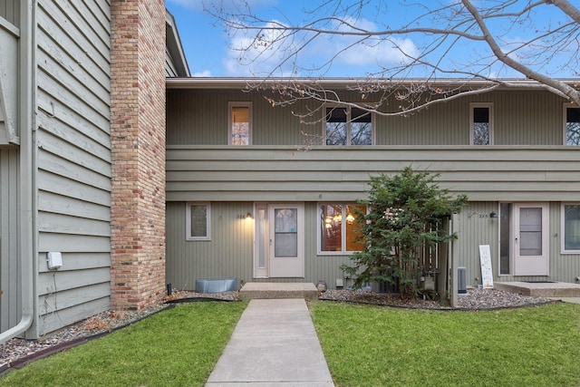 property entrance featuring a yard