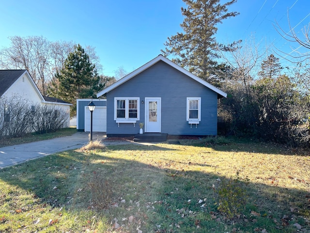 view of front of home featuring a front yard and a garage