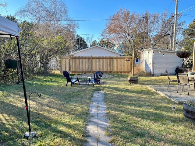 view of yard featuring an outbuilding