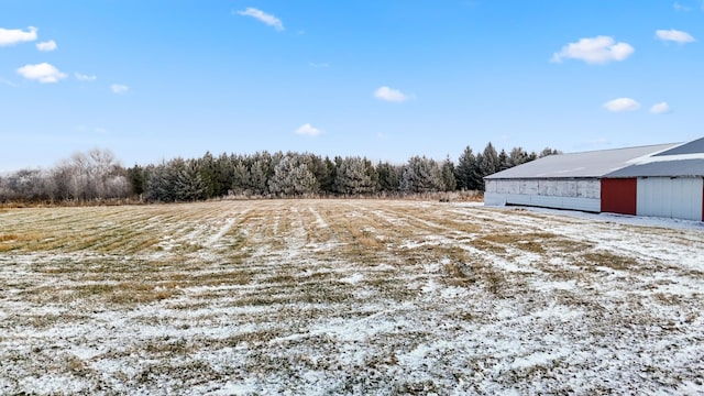 view of yard with an outbuilding