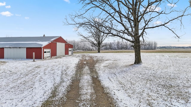 view of yard featuring an outdoor structure