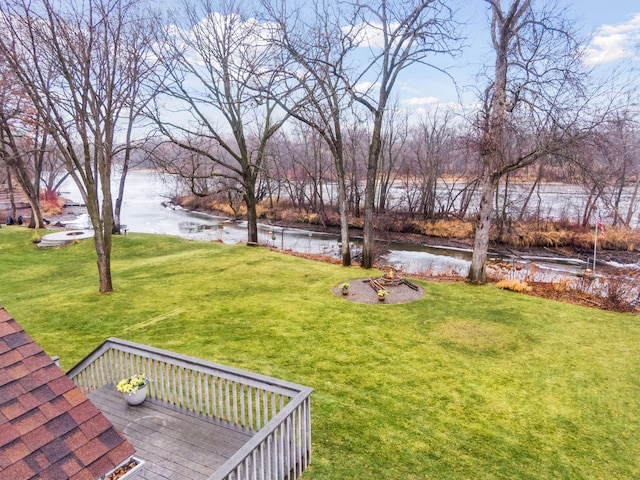 view of yard featuring a water view