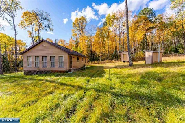 view of yard with a storage shed