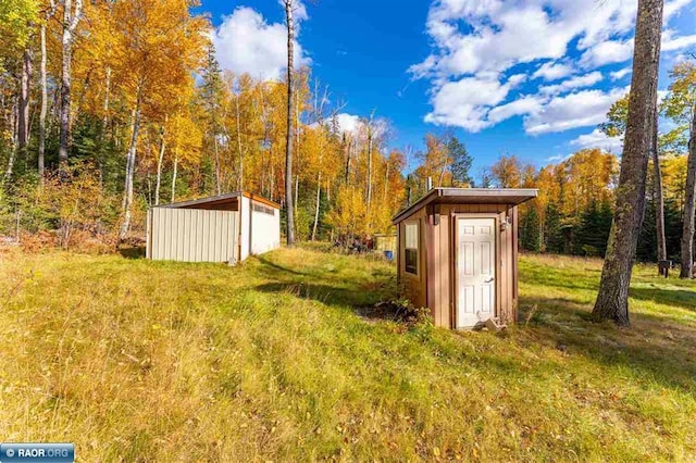 view of yard with a shed