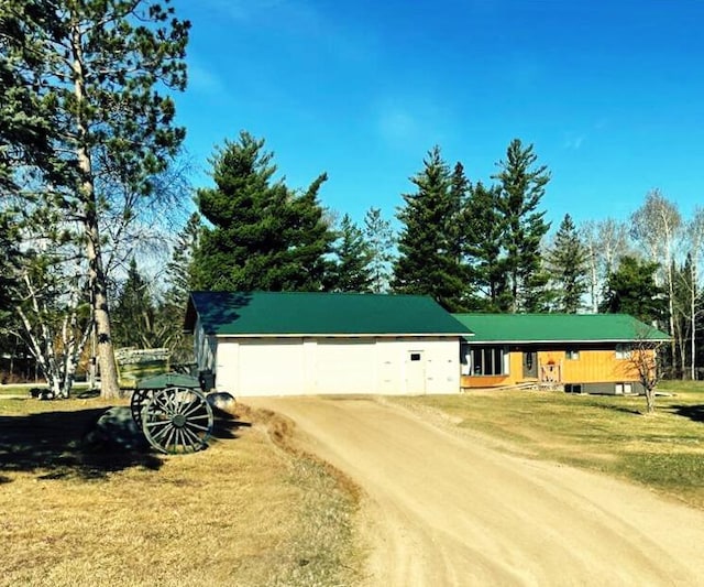 view of front facade featuring a front yard