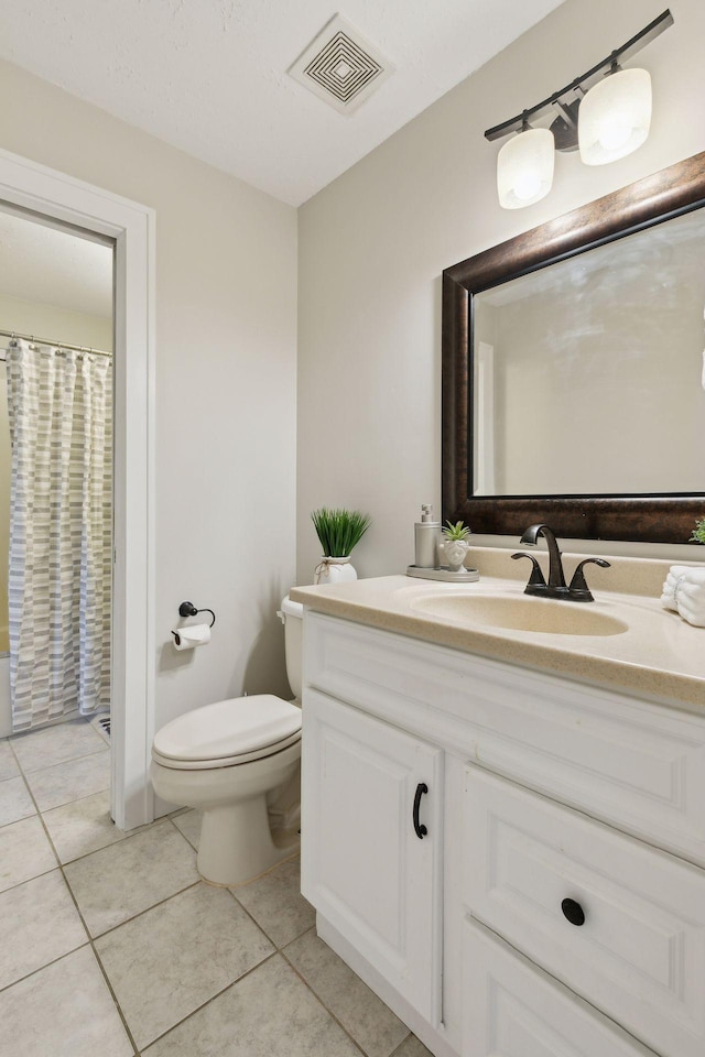 full bath featuring tile patterned flooring, visible vents, curtained shower, toilet, and vanity