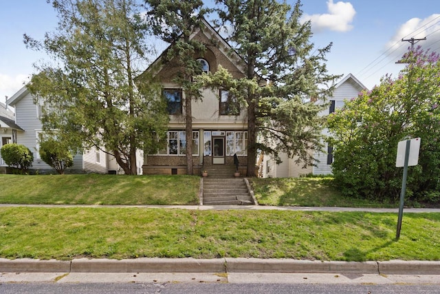 view of front of home featuring a front yard