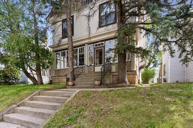 view of front of house featuring a front yard