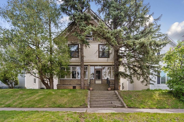 view of front facade featuring a front yard