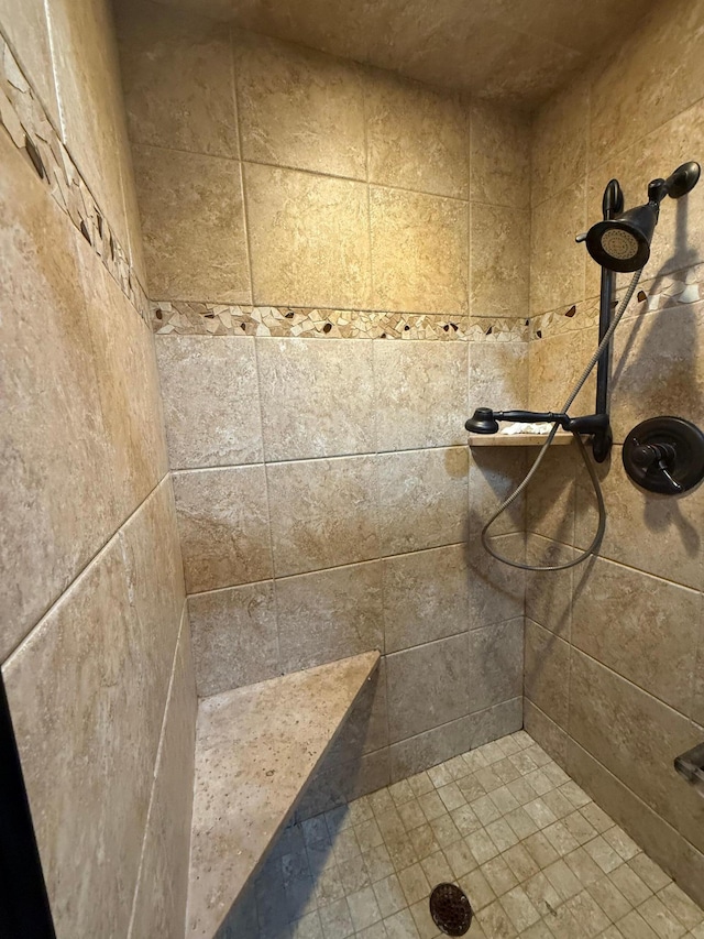 bathroom featuring a tile shower