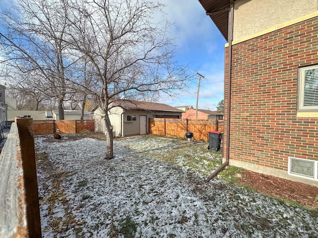 view of yard with a shed