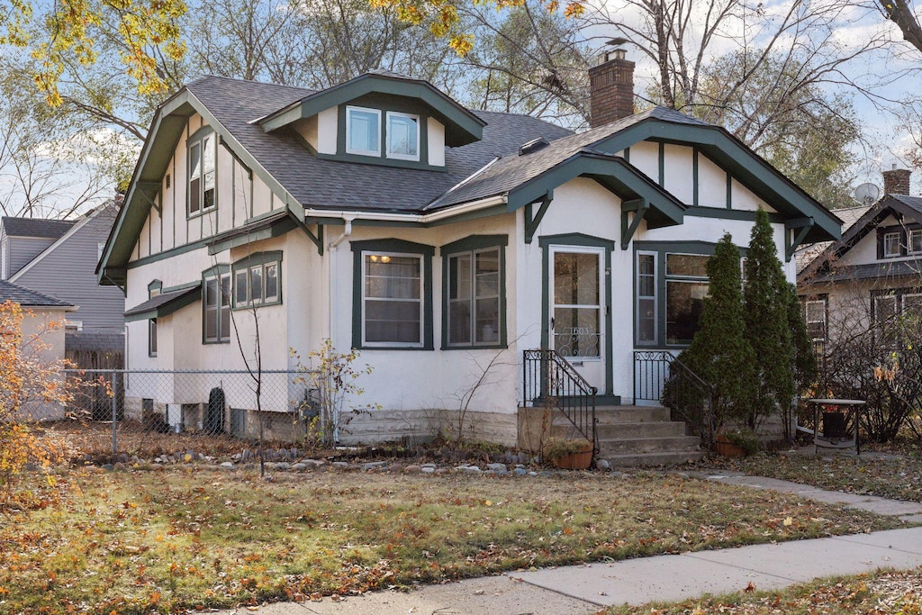 view of front of house featuring a front yard