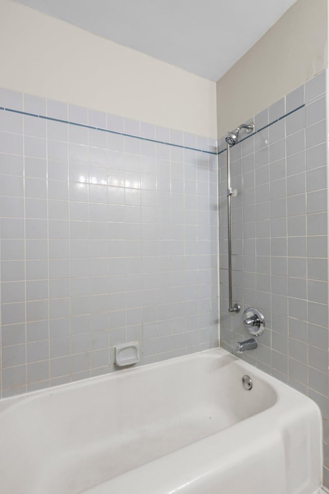 bathroom featuring tiled shower / bath