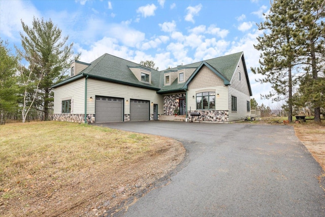 front of property featuring a front lawn