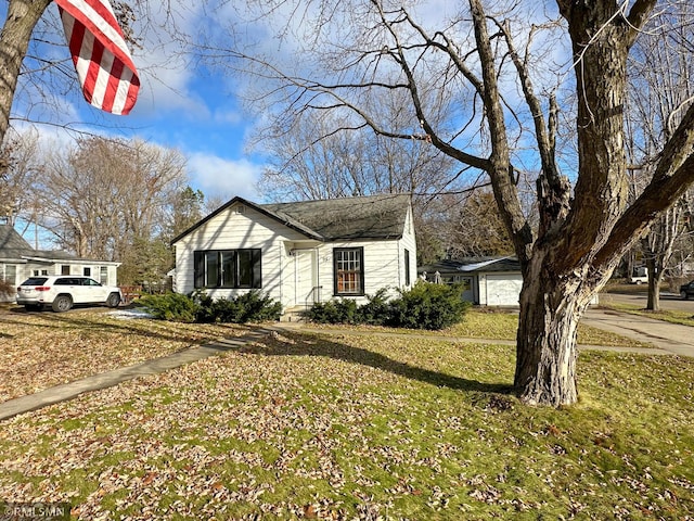 view of front facade featuring a front yard