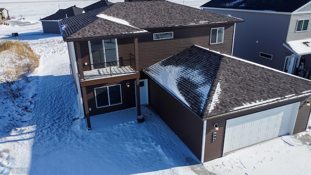 view of front property featuring a balcony