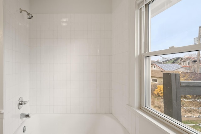 bathroom featuring tiled shower / bath