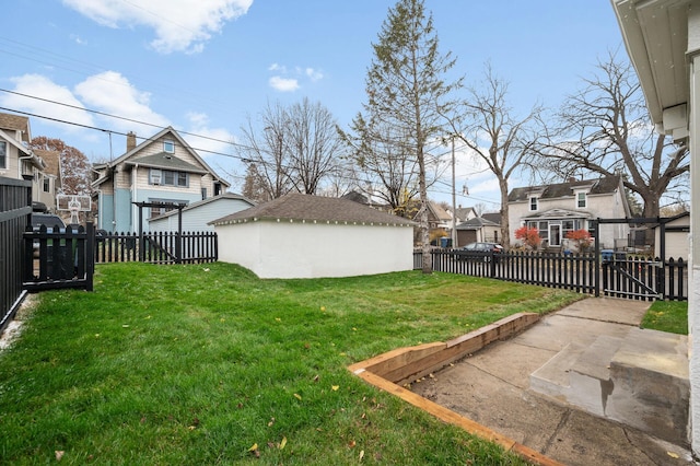 view of yard with an outbuilding