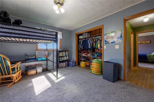 bedroom featuring carpet flooring and a closet