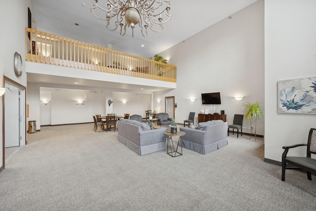 living room featuring a chandelier, light colored carpet, and a high ceiling