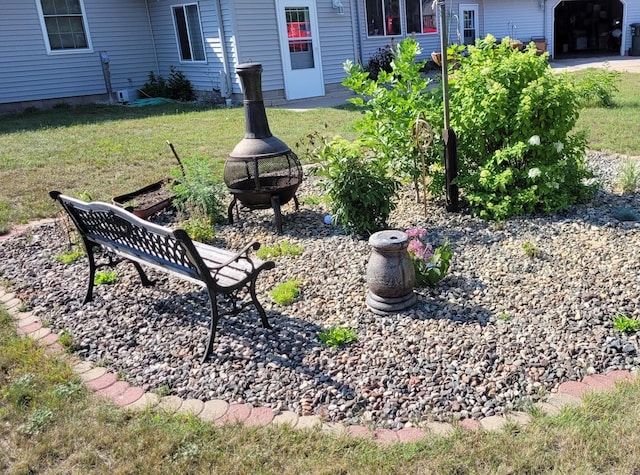 view of yard featuring a fire pit