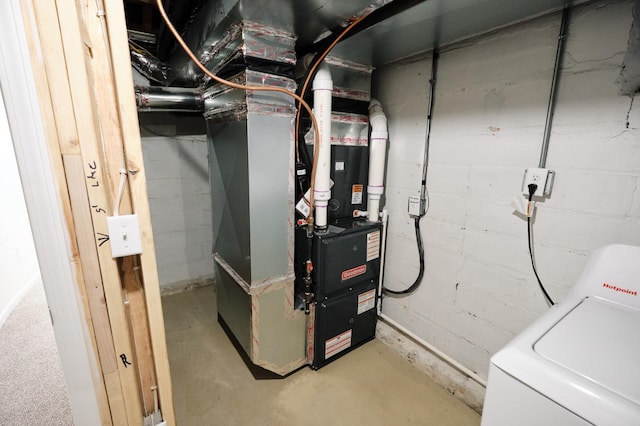 utility room with washer / clothes dryer and heating unit