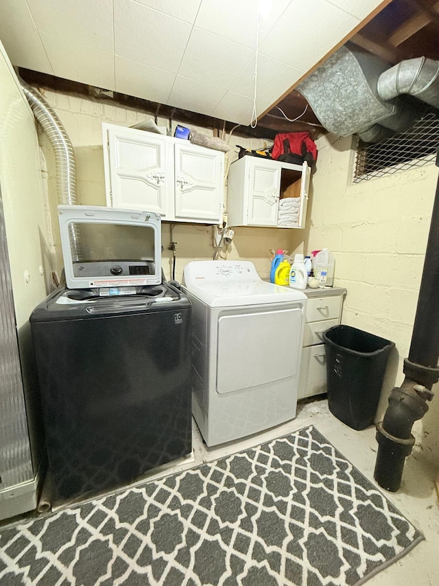 laundry area featuring cabinets and independent washer and dryer