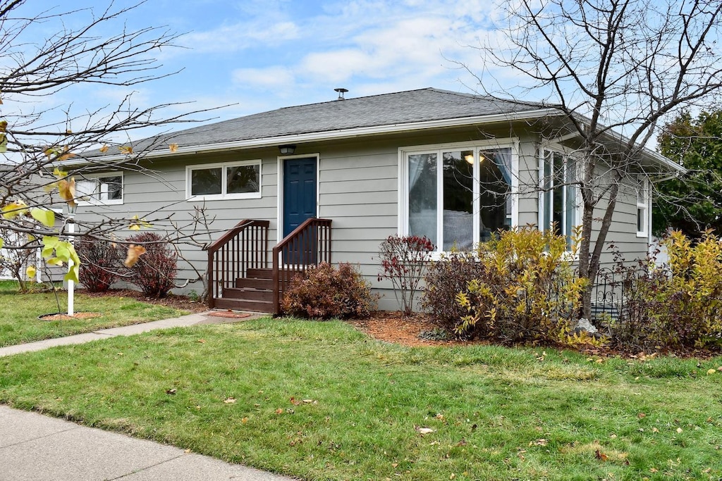 view of front of house with a front lawn