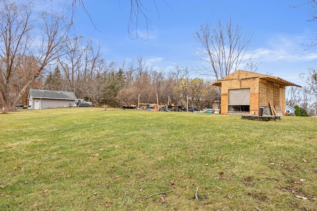 view of yard featuring an outdoor structure