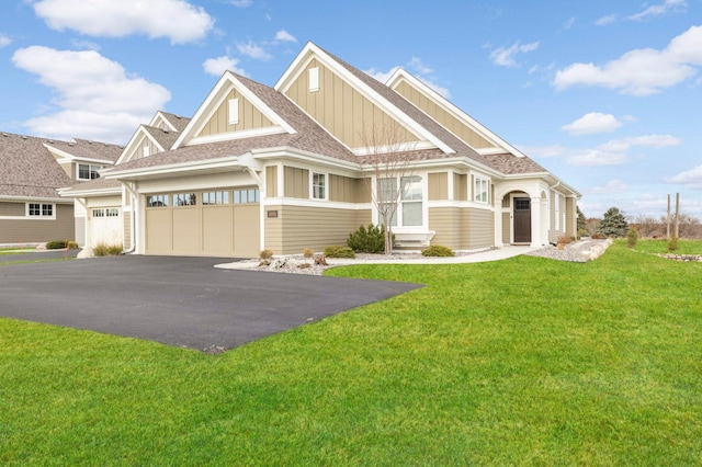 view of front of property featuring a front yard