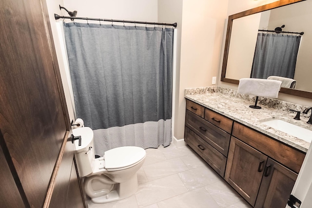 bathroom with a shower with curtain, vanity, and toilet