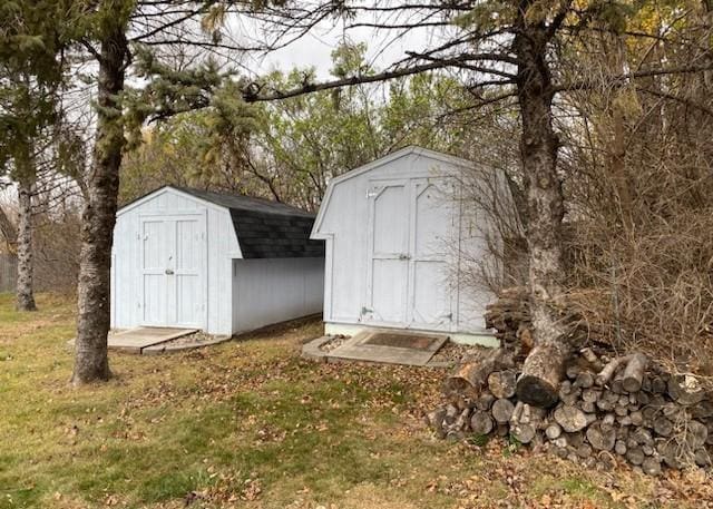 view of outdoor structure featuring a yard