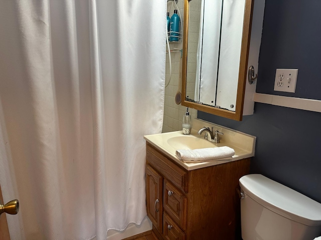 full bath with curtained shower, toilet, and vanity