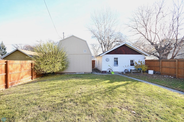 view of yard with a storage unit