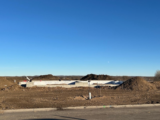 view of yard with a mountain view