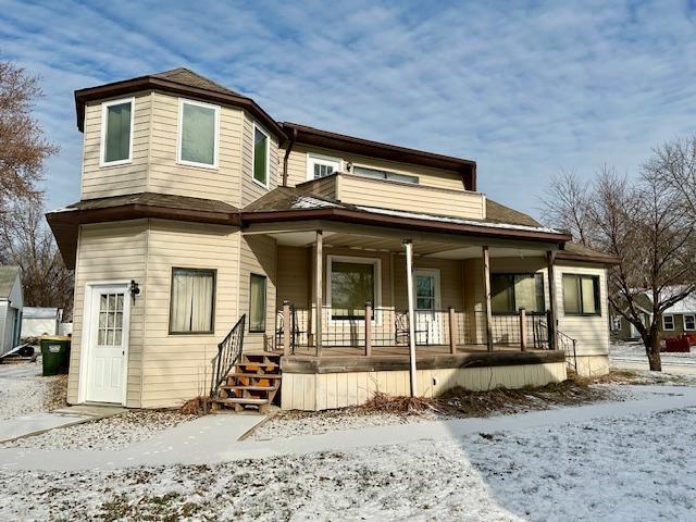 view of front of property featuring a porch