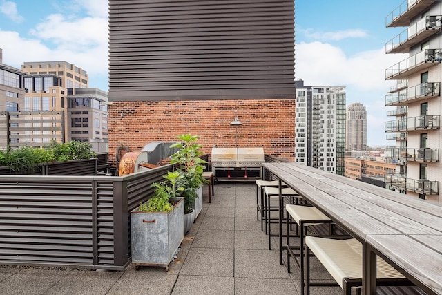 balcony featuring a bar and grilling area