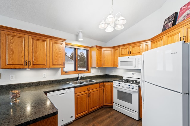 kitchen with sink, an inviting chandelier, dark hardwood / wood-style floors, vaulted ceiling, and white appliances