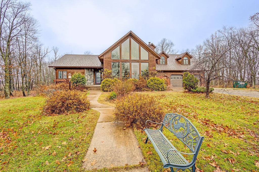 view of front of house featuring a front lawn and a garage