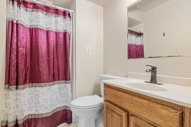 bathroom with a shower with curtain, vanity, and toilet